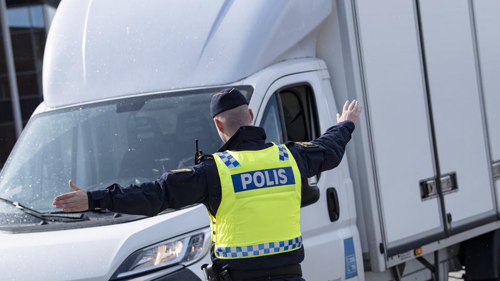 Att köra lastbil med tungt släp är inte så bra om man  bara har ett B-körkort.  Bild: Johan Nilsson /TT