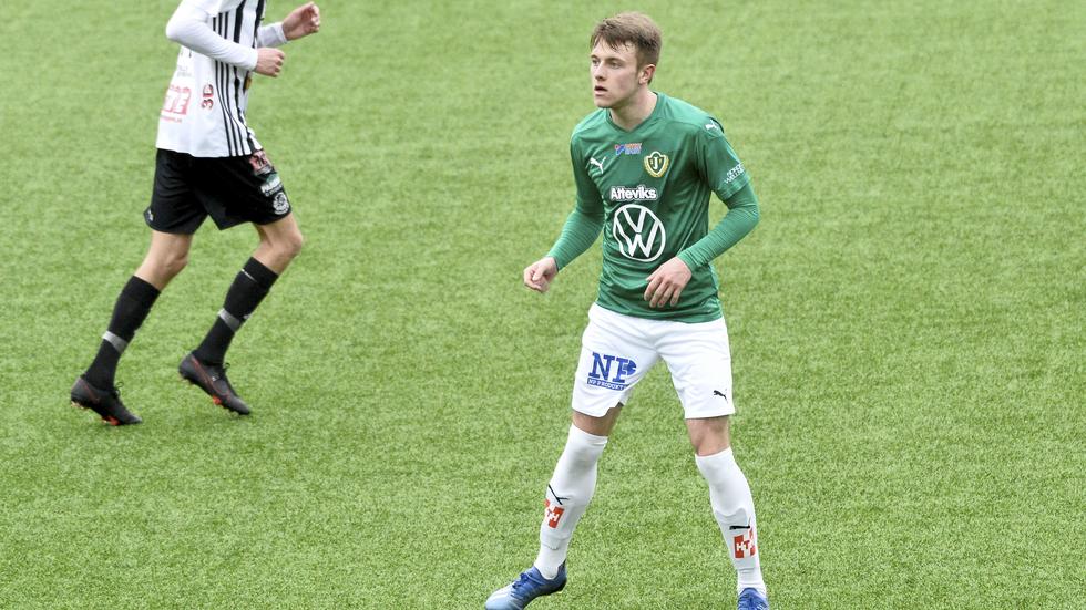 Daniel Strandsäter ska operera sin fot, finns inte med när J-Södra möter IFK Norrköping i helgen och kommer även att missa inledningen av superettan.