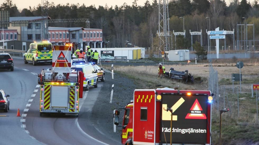 En bil voltade av vägen vid Hedenstorpsrondellen omkring klockan 19.40. Foto: Mattias Landström/Nyhetswebben
