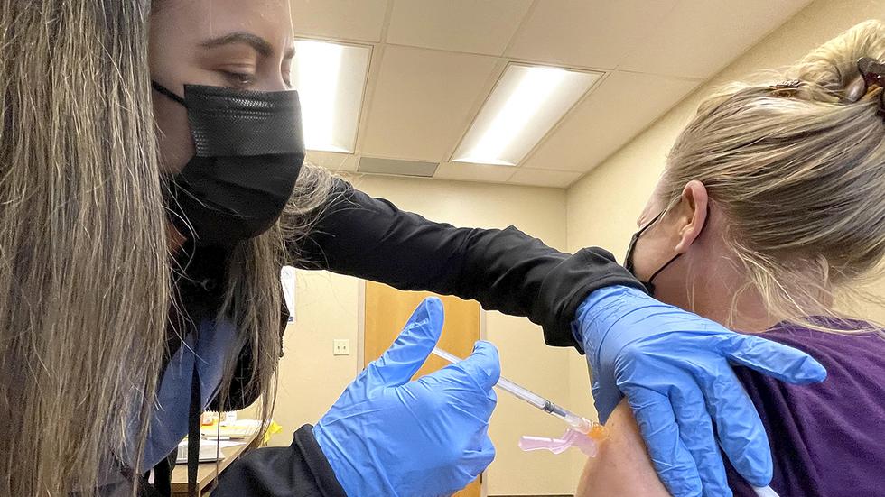 Vaccination mot covid-19 på en klinik i Kalifornien. USA:s smittskyddsmyndighet varnar nu för att deltavarianten är mer smittsam än trott, även bland vaccinerade. Foto: Elias Funez/AP