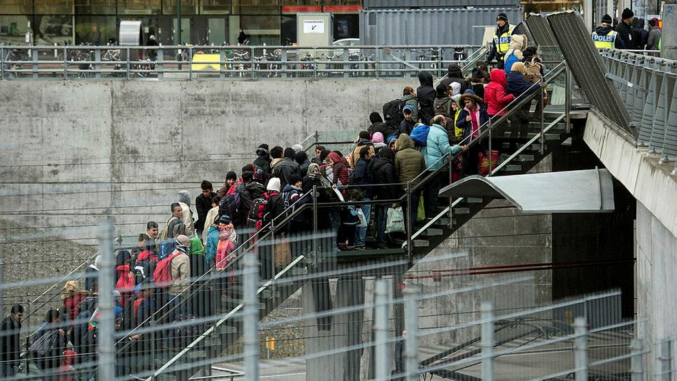 Bild från Malmö 2015. Polis övervakar kön av ankommande flyktingar från Danmark vid Hyllie station. FOTO: TT. 