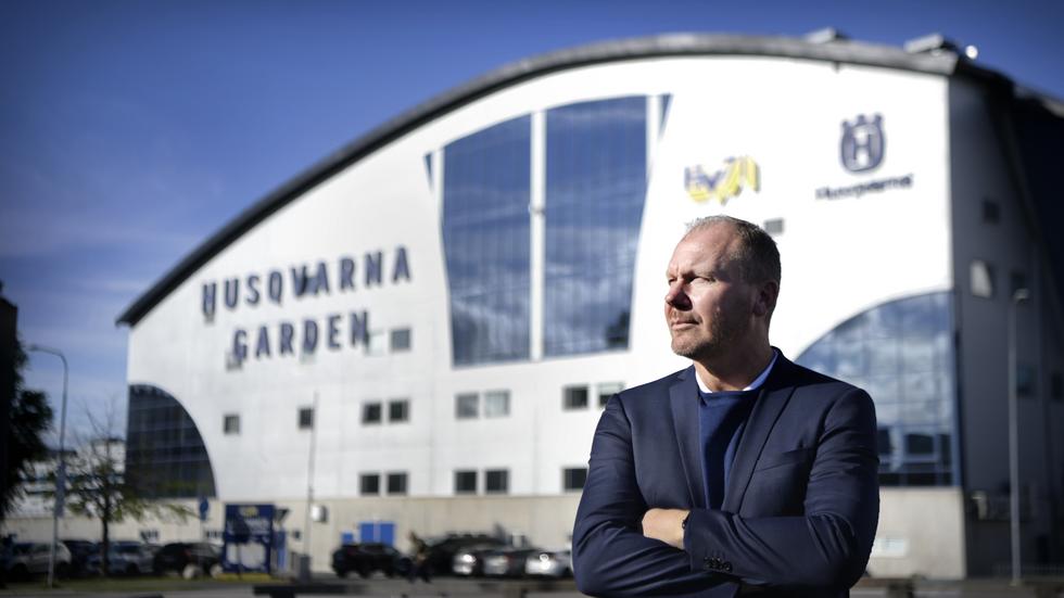 Johan Lindbom fick sparken från sin roll som huvudtränare i HV71. Förra året kom han tillbaka som klubbdirektör. 