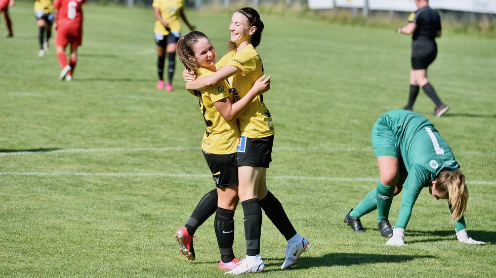Anna Holm och Natalija Obradovic kramar om varandra efter Holms 2–0-mål. Mariebo besegrade Ulricehamn med 3–1.