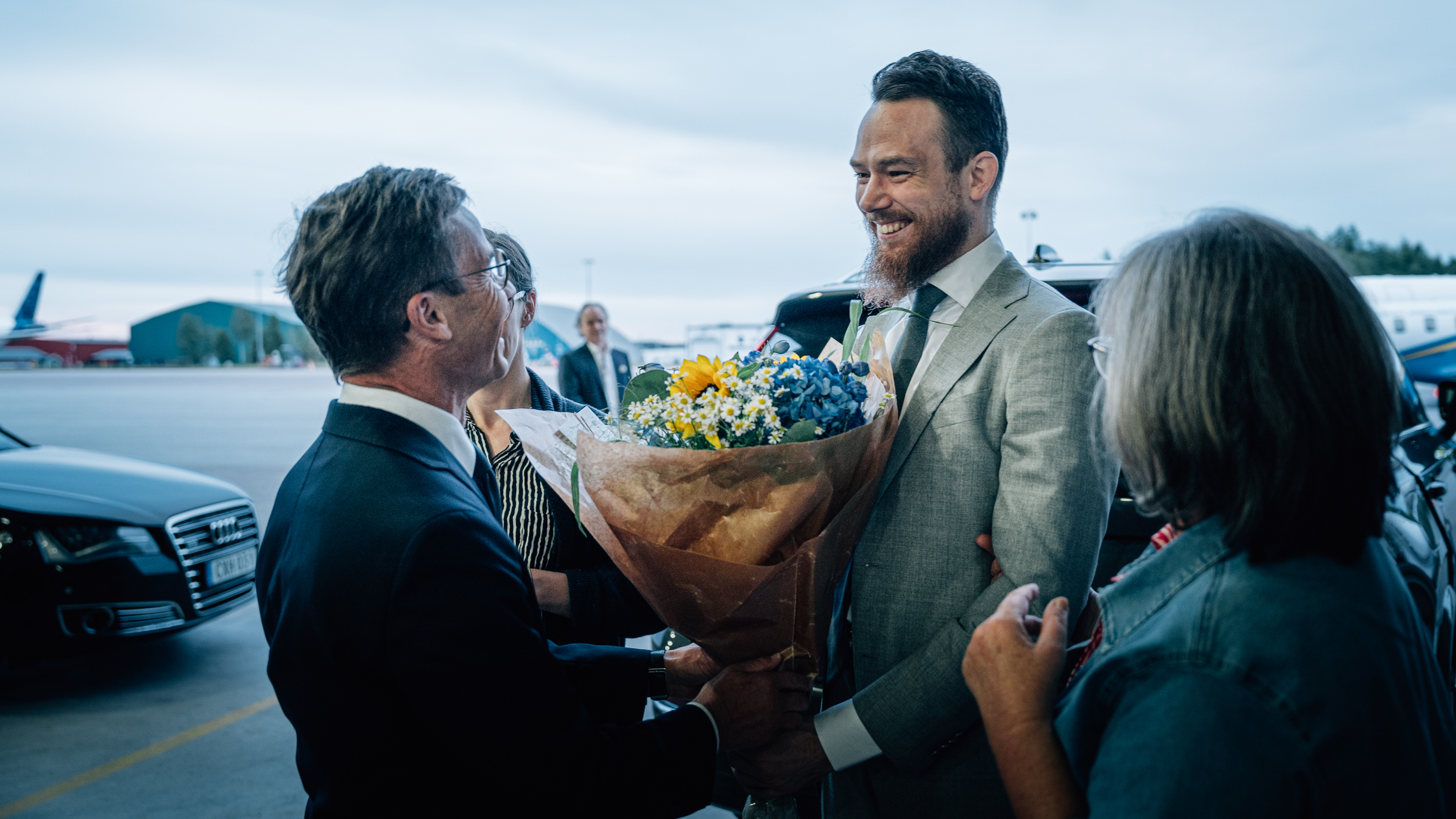 On 15 June, Johan Floderus returned home and was able to reunite with his family. In Arlanda, he was received by Prime Minister Ulf Kristersson.