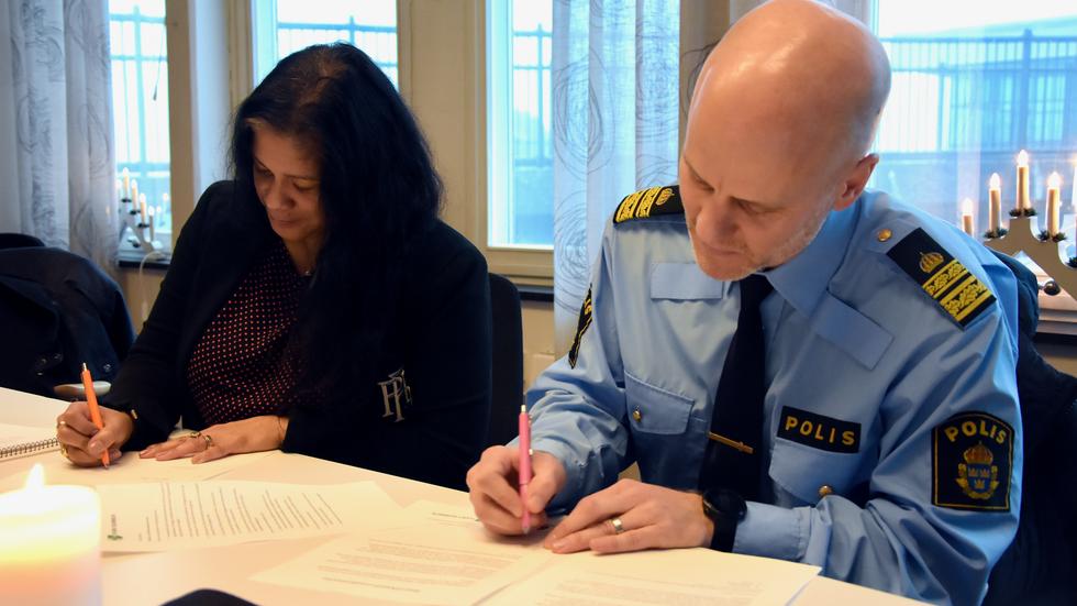 Susanne Wahlström, (M) kommunalråd i Habo, undertecknar medborgarlöfte inför 2023 tillsammans med Kristoffer Axell, lokalpolisområdeschef för södra Vätterbygden.
