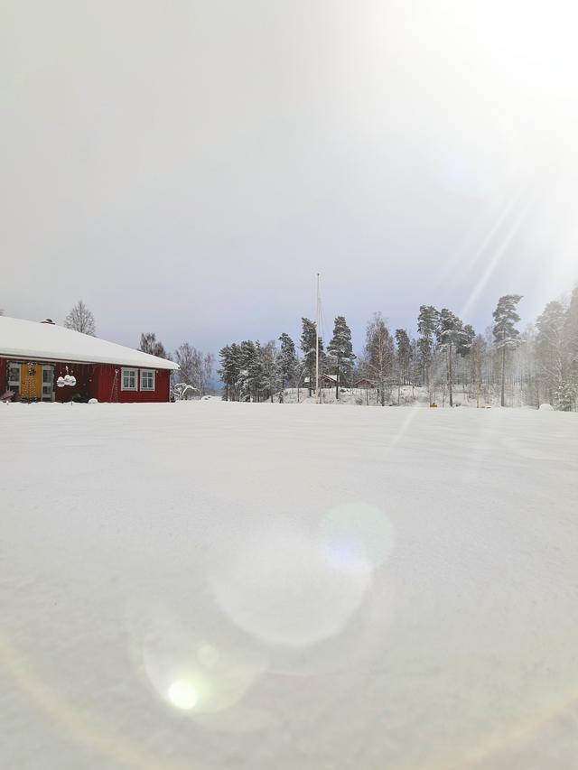 Snö och sol, det blev det på många håll i Södra Vätterbygden på onsdagen. Bild tagen i Gigeryd, Bankeryd. Foto: Jennifer Rosendahl