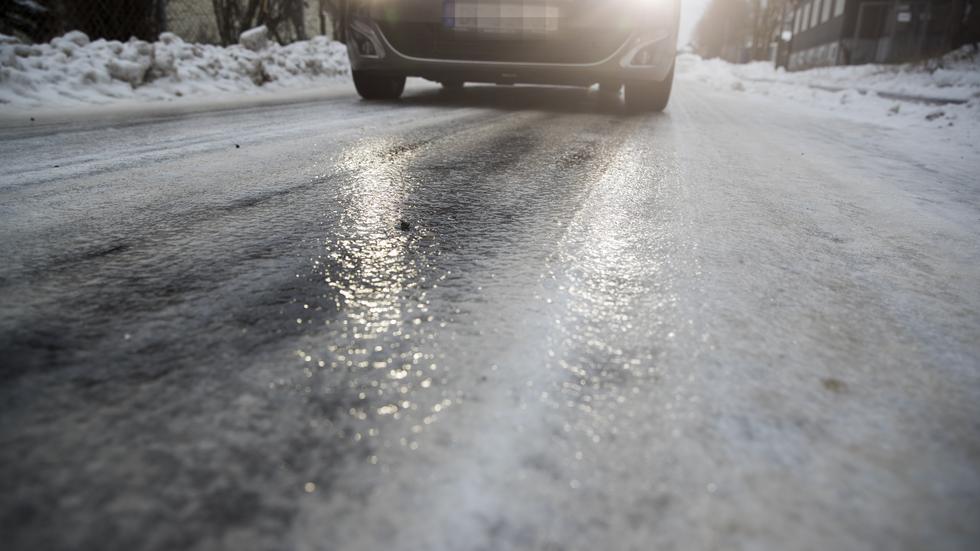 Ett lågtryck med mildare luft som är på väg in över Sverige kan ge besvärligt väglag i delar av landet. Arkivbild.