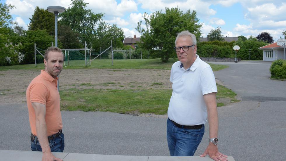 Robert Sjödelius, rektor vid Hagenskolan, och Per Sandberg, biträdande skolchef i Habo kommun, har ingått i projektgruppen gällande öppnandet av en grundsärskola i Habo. I bakgrunden är platsen där modulskolan ska byggas. 