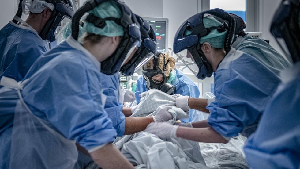 13 av covidpatienterna som är inlagda på sjukhus i länet får på torsdagen intensivvård. OBS. Bild från annan plats. Foto: Staffan Löwstedt/SVD/TT