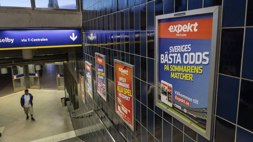 Spelreklam i tunnelbanan i Stockholm, 2019. Konsumentverket har granskat 187 annonser i tidningar, podcasts, tv, sociala medier och internetsidor i övrigt. Arkivbild.