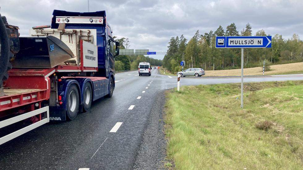 Tidigast vecka 40 räknar Trafikverket med att sätta igång att asfaltera vägen mellan Mullsjö Norra och Broholm.