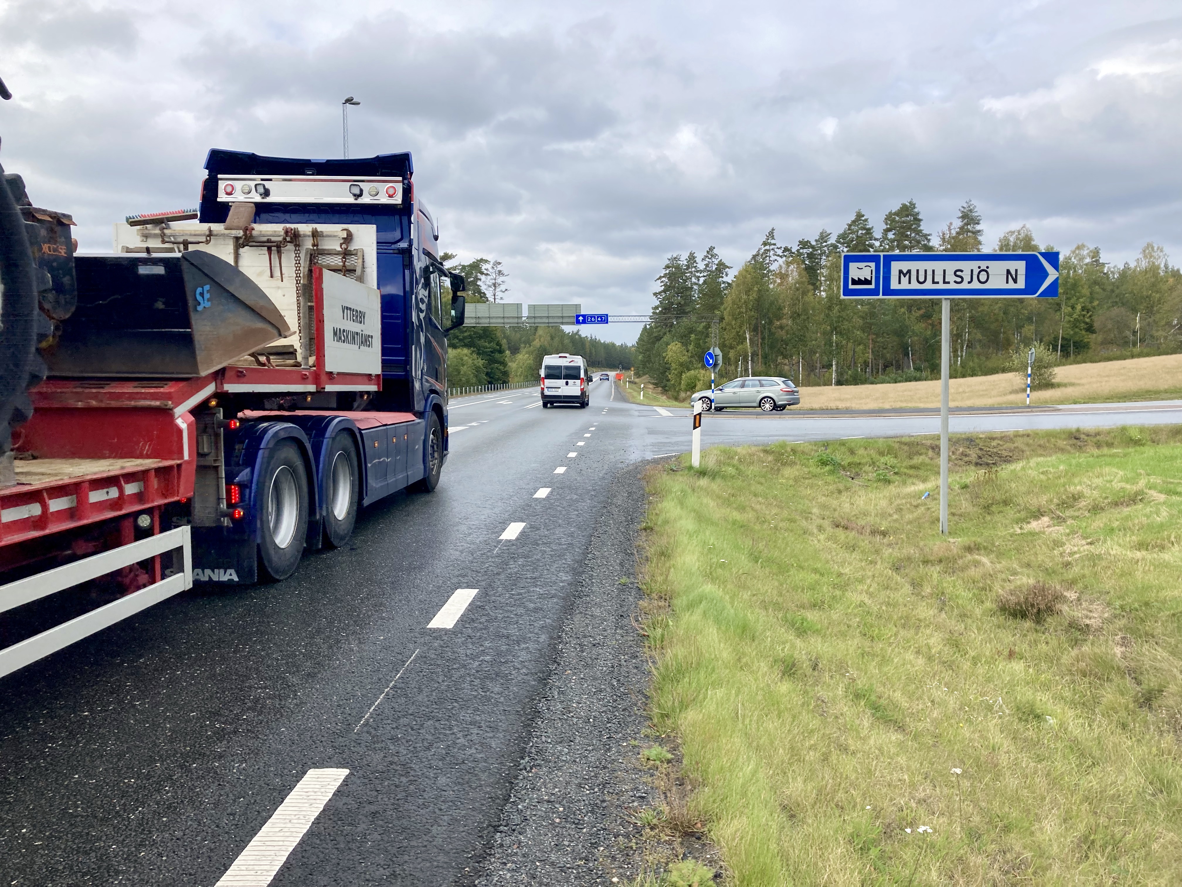 Tidigast vecka 40 räknar Trafikverket med att sätta igång att asfaltera vägen mellan Mullsjö Norra och Broholm.