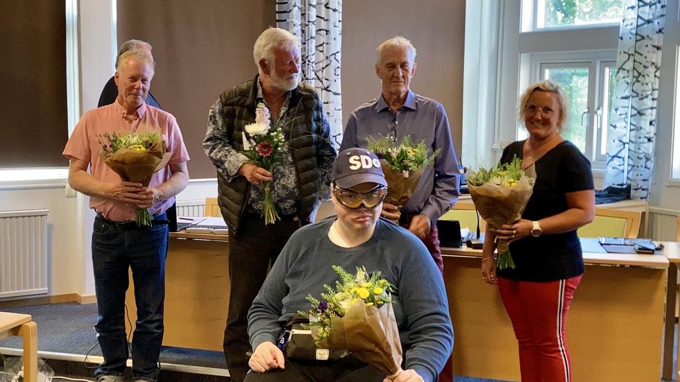Från vänster: Tonie Krusing (KD), Lars Samuelsson (M), Douglas Öberg (S), Åsa Bromell (L) och (sittande) Fredrik Roos (SD) avtackades med blommor och applåder vid mötet i Mullsjö kommunfullmäktige i tisdags kväll.
