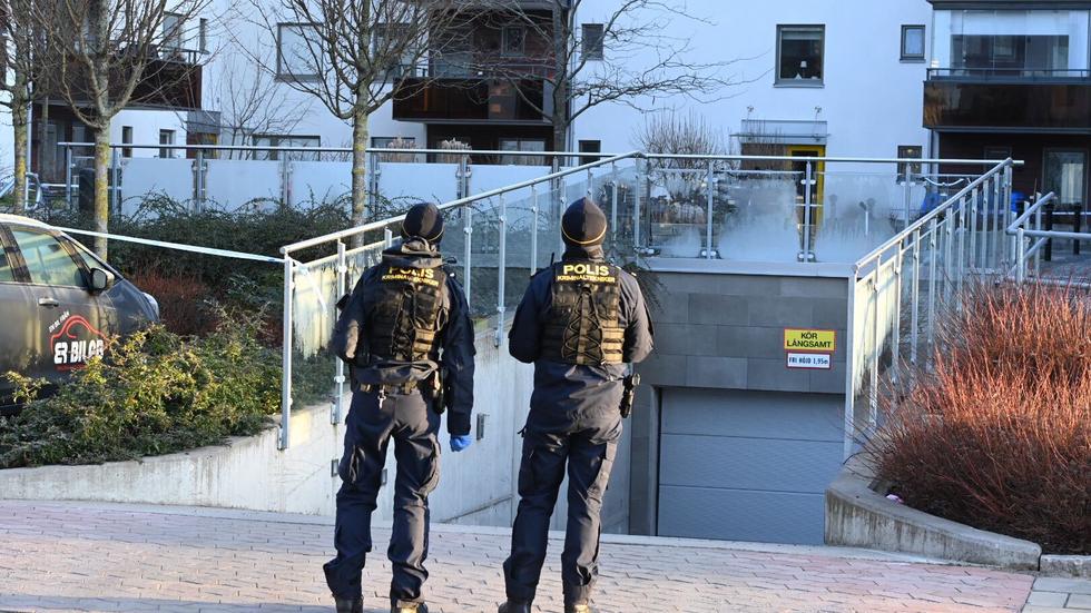 Polisen är på plats vid huset på Kålgården för att göra en teknisk undersökning. 