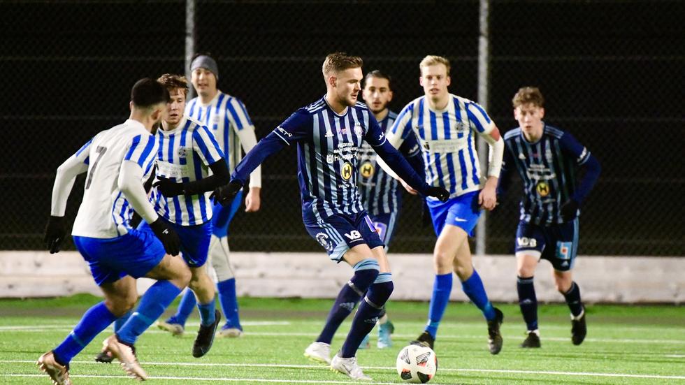 Gabriel Andrén, med bollen vid fötterna, är tillbaka i lokalfotbollen och tillhör nu Husqvarna FF.