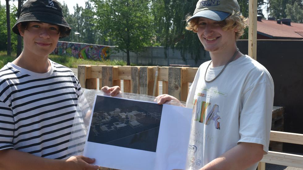 Elias Gustafsson och Lukas Therlinder visar upp ritningarna för parkour-banan som nu börjat byggas. De är båda parkour-utövare och har ingått i den grupp som tagit fram planerna för banan.  