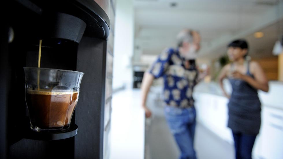 Var kaffet från en automat på en mack orsaken till att flera personer drabbades av magsjuka? Jönköpings kommuns miljökontor har tagit emot två anmälningar och vattenkvaliteten på macken ska nu undersökas. Foto: Erik Mårtensson/TT