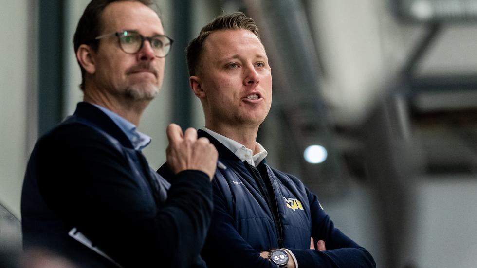 Joakim Engström, till höger, får lämna HV71. Peter Hammarström, till vänster är kvar som sportchef och assisterande tränare och nu letar klubben efter en ny huvudtränare.