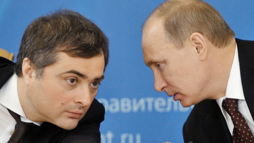 Vladislav Surkov och Vladimir Putin i samspråk 2014.