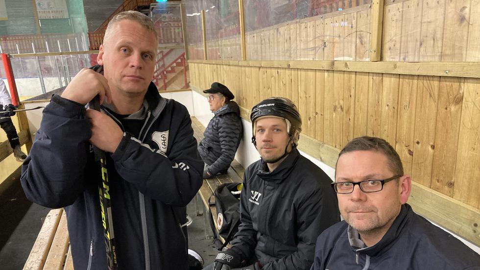 Hockeyföräldrar och ledarna Andreas Ahlgren, Johan Sandberg och Peder Juul hoppas nu att Movalla idrottsplats snabbt rustas upp.