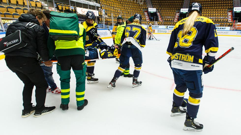 Julia Tylke fick bäras ut på bår med en befarad knäskada i SDHL-premiären mot Luleå. Foto: Axel Boberg/Bildbyrån.