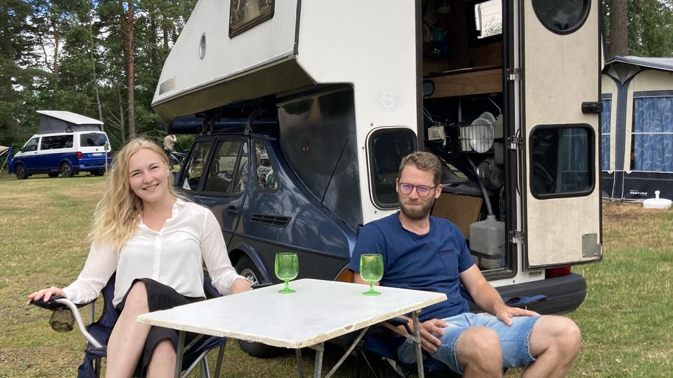Simone Kamm och Hans Bergman trivs med campinglivet och kopplar av en stund utanför Toppolan.