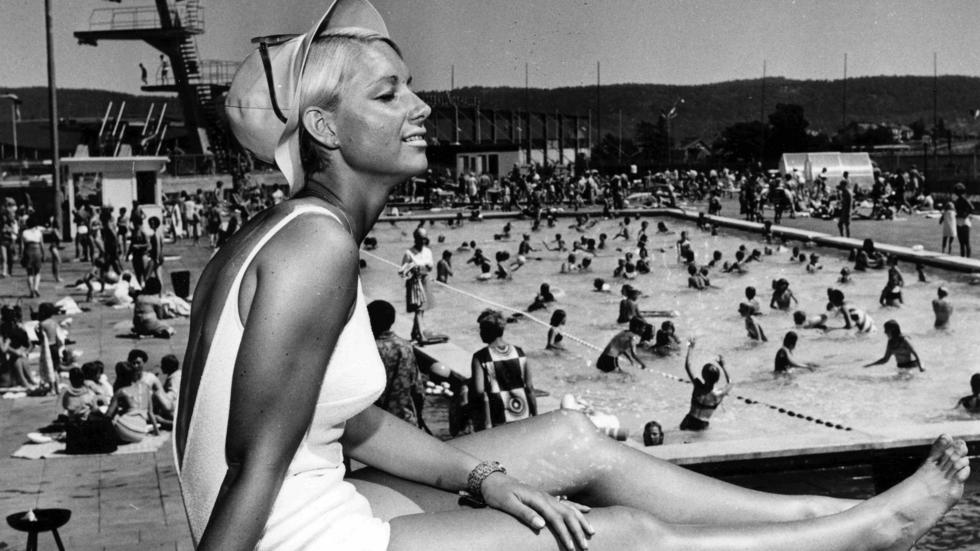 Solbad i ljus baddräkt på Rosenlundsbadet som invigdes 1967.
Bild: JP arkivbild