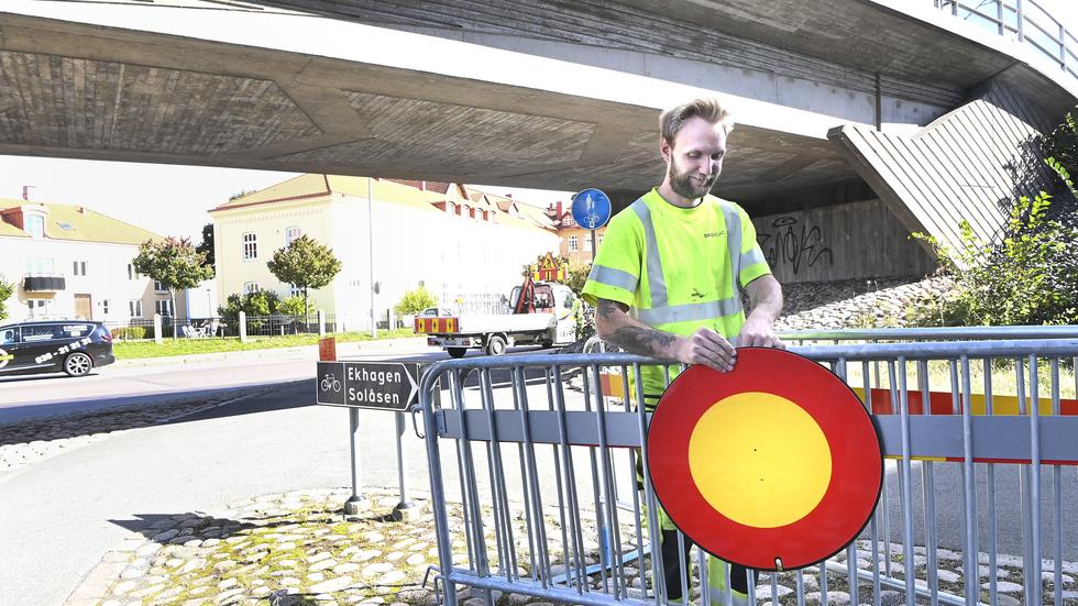 Trafikserviceman Pelle Mowitz på företaget Saferoad förbereder skyltningen inför helgens trafikomgörning, då Idrottsevenemanget Ironman körs i centrala Jönköping.