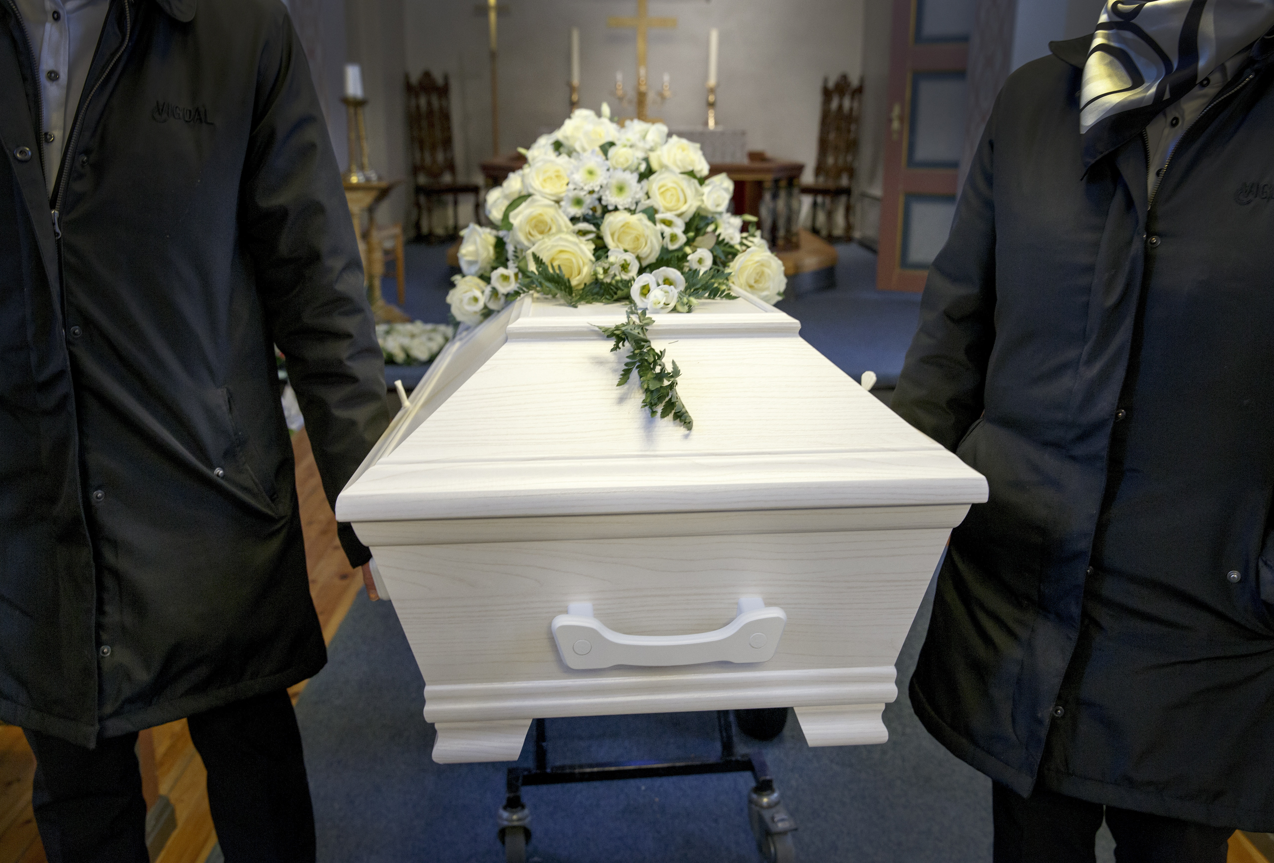 Sverige är fortfarande långsammast i världen när det gäller tid mellan dödsfall och begravning.