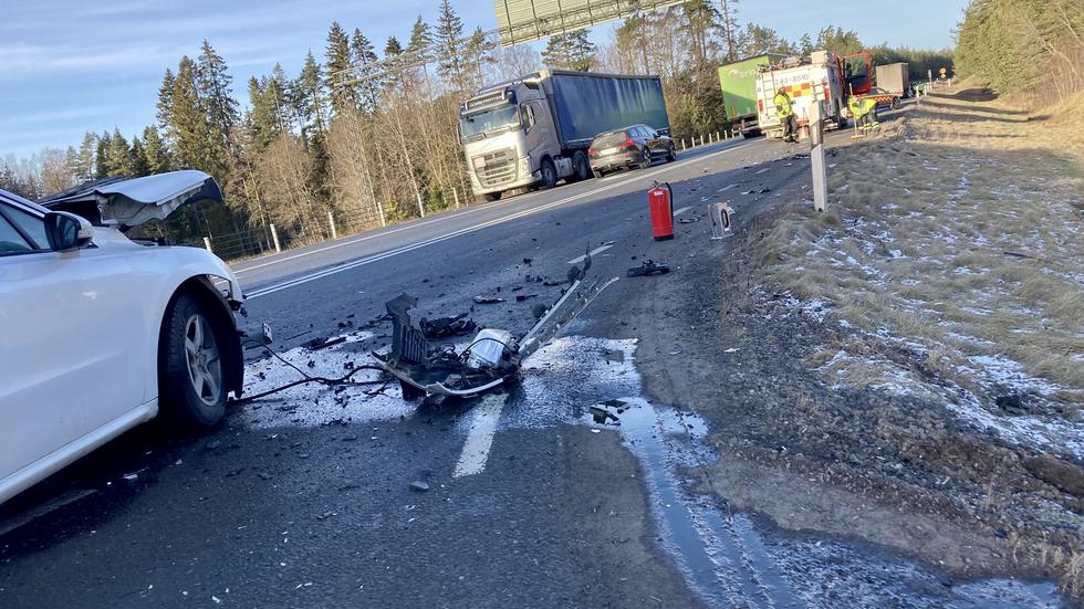 Två personer var på tisdagen inblandade i en trafikolycka mellan en lastbil och en personbil längs med riksväg 26 i Mullsjö. Ingen person skadades men bilen fick bärgas från platsen. FOTO: Benjamin Möller.