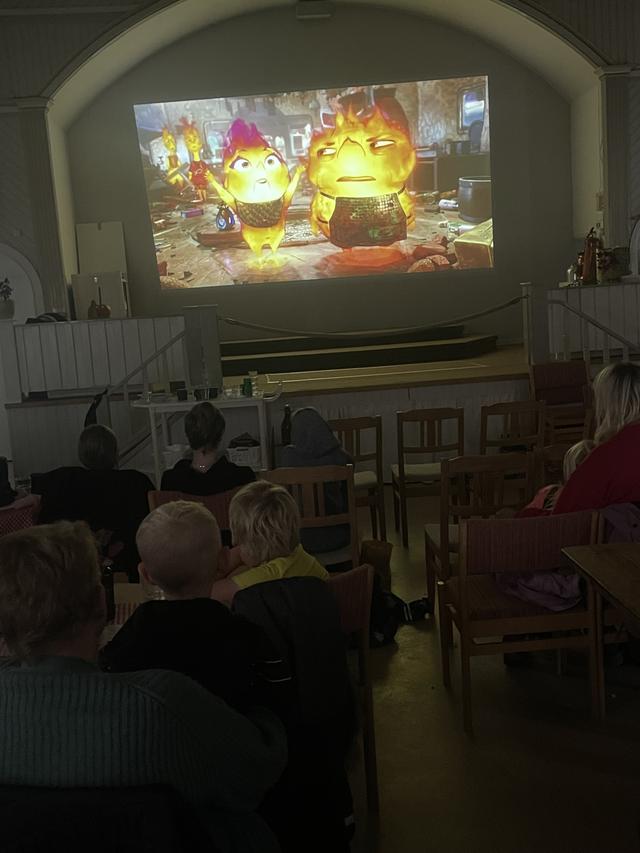 Filmen rullar i en mörklagd bygdegård för medlemmar i Långheds nystartade Filmklubb.  Foto: Margareta Englund