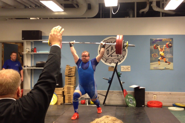 Johnny Sundström, ordförande i Östersunds Atletklubb tävlade i veteranklassen. Här stöter han 143 kilo.