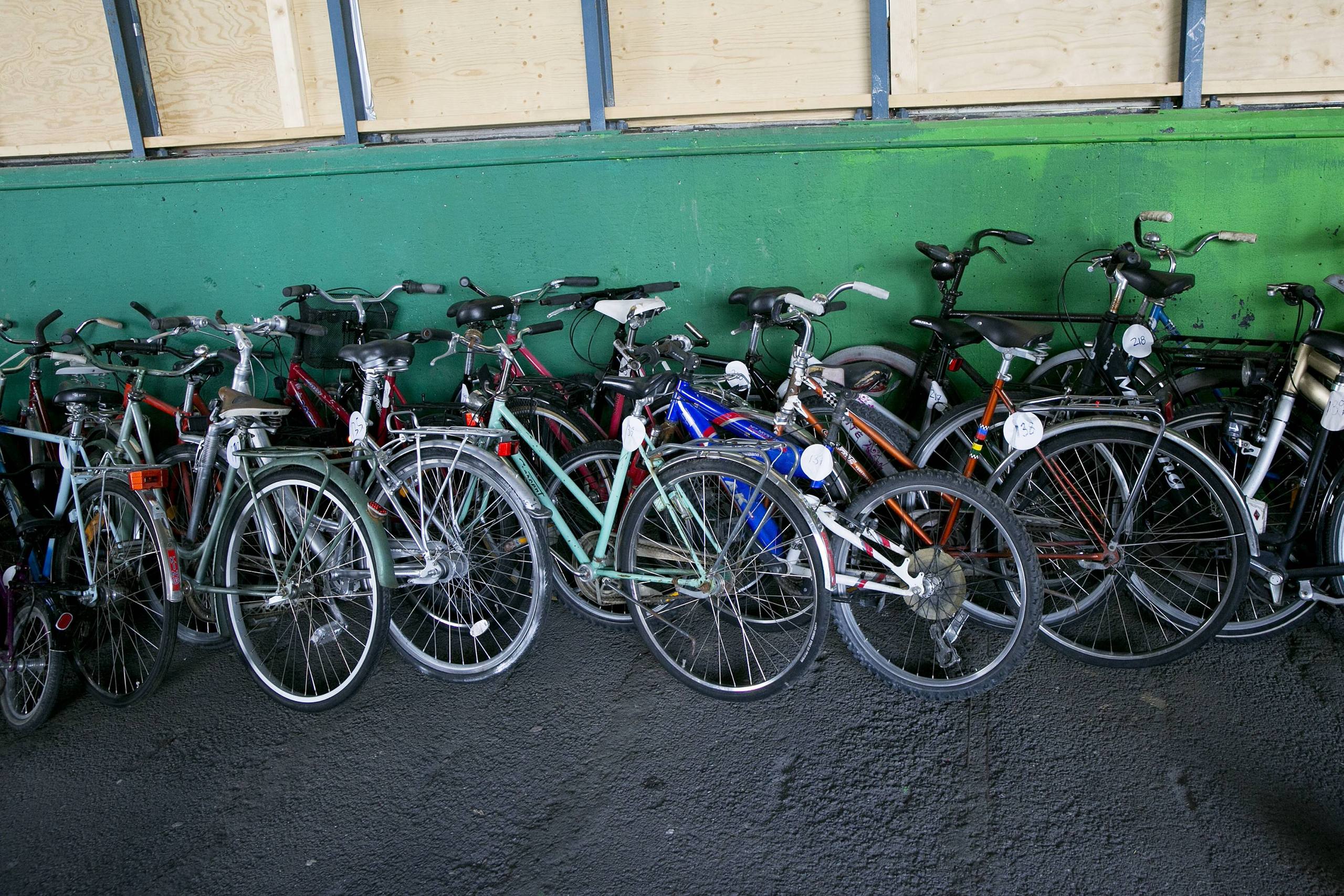 En ansenlig mängd cyklar fanns med så den som sett ut en med ett högt nummer fick vacker vänta.
