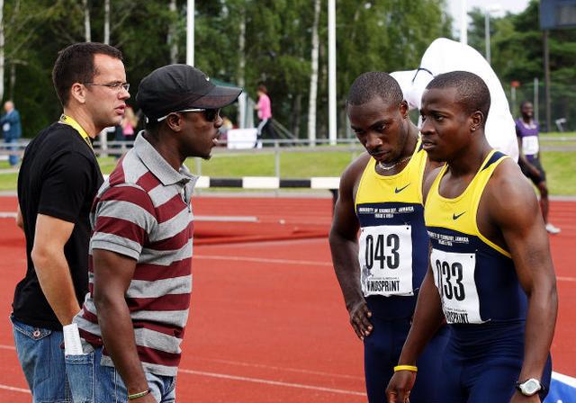 Coach Chrisopher Harley är tillbaka i Sundsvall för fjärde gången. I går blev det storslam för hans jamaicanska team – här är det fjolårsvinnaren Winston Barnes (43) och årets etta, Kimmari Roach (33) som får beröm efter 100-metersfinalen.