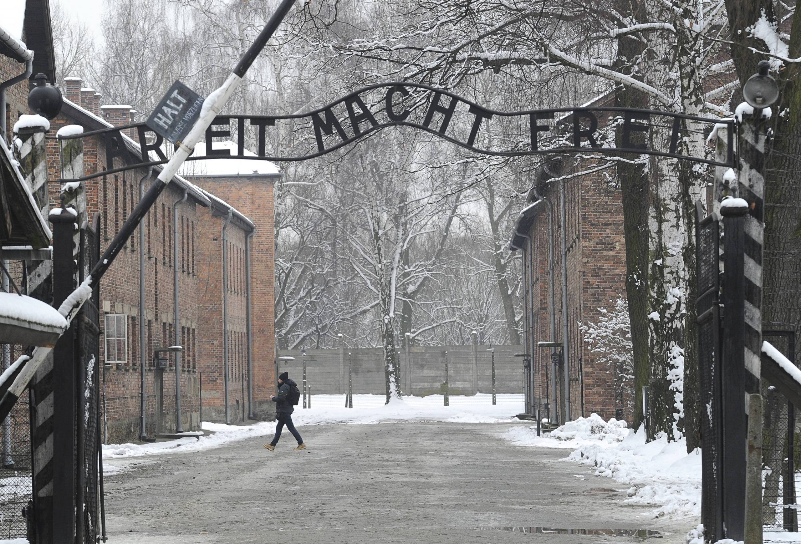 Den ökända skylten vid huvudingången till förintelselägret Auschwitz med texten 