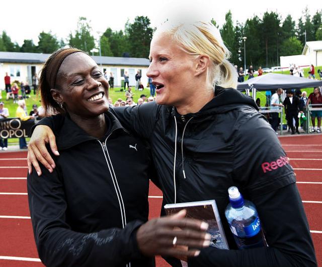 Merlene Ottey och Carolina Klüft efter sina 100-meterslopp. Klüft, född 1983, var tiondelen snabbare än Ottey som är av årsmodel 1960.