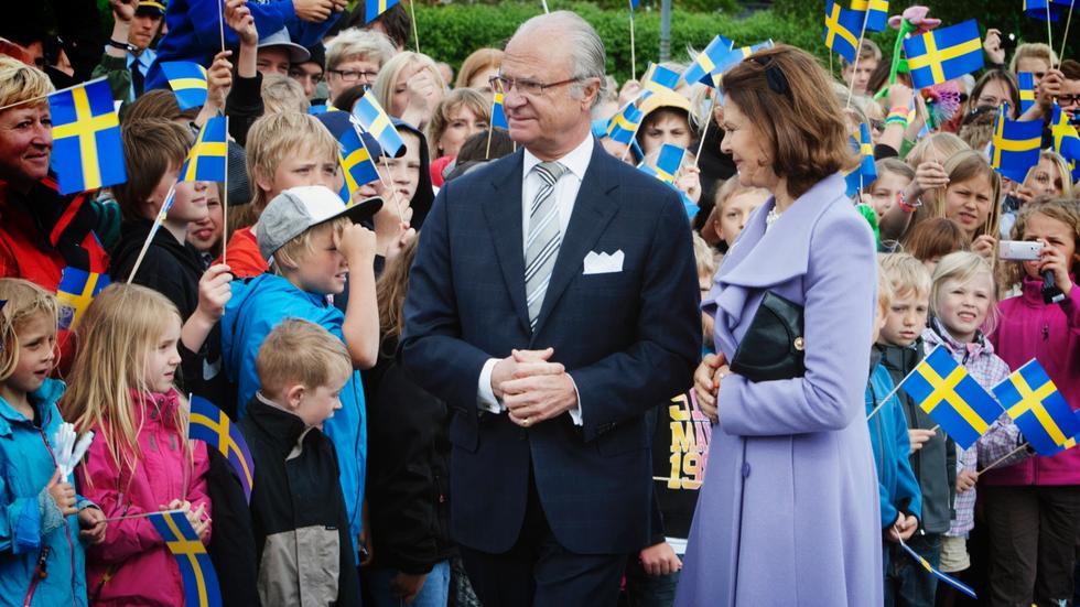 Kungaparet gör en resa genom Sverige för att fira Kung Carl XVI Gustafs 50 år på tronen. 