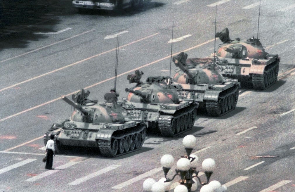 En ensam man står i vägen för stridsvagnar på Pekings Cangan Boulevard i juni 1989, en bild som blivit symbol för massakern på Himmelska fridens torg. Bilden försvann på 32-årsdagen av massakern från söktjänsten Bing.