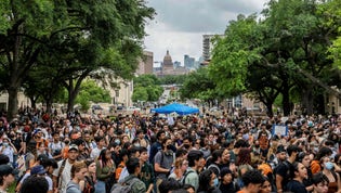 Många studenter samlades för att protestera vid universitetet i Austin, Texas.