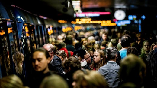 Anton Fendert framhåller att plattformsbarriärer gör att resenärerna känner sig säkrare när plattformarna är trånga.