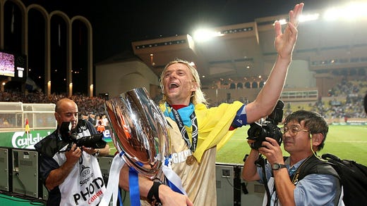 Anatoly Tymoshchuk firar FC Zenits seger i den europeiska supercupen 2008.