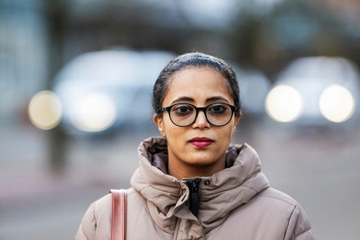 Enyat Assefa behövde en lönehöjning för att klara underhållskravet, men den löneökningen är en av anledningarna till att hon inte får nytt arbetstillstånd.