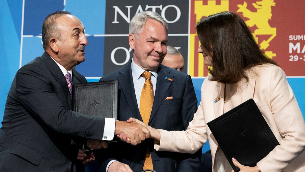 Turkiet säger ja till Sveriges och Finlands ansökan till Natomedlemskap vid Natomötet i Madrid, och Turkiets utrikesminister Mevlüt Çavusoglu, Finlands utrikesminister Pekka Haavisto och Sveriges utrikesminister Ann Linde tar i hand.