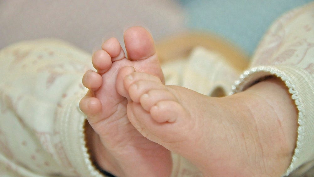 Bebis hade 23 brutna ben – föräldrarna skyller på bärsjal