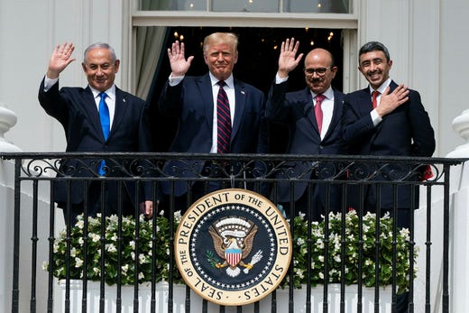 Benjamin Netanyahu, Donald Trump, Bahrains utrikesminister Khalid bin Ahmed Al Khalifa och UAE Dito Abdullah bin Zayed al-Nahyan poserar efter att ha undertecknat Abraham-avtalet i september 2020.