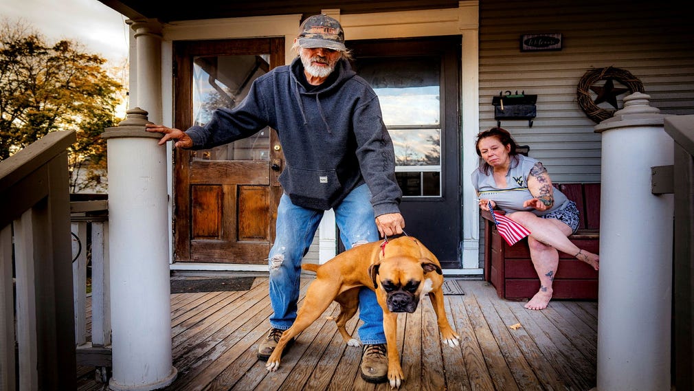 Eric DeHart och Angela Friend med boxerhunden Abigal.