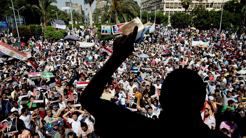 Anhängare av president Mursi samlas i Kairo för att protestera mot militärens avsättning av president Mursi den 5 juli 2013.