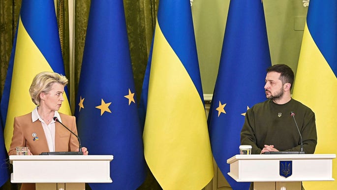 EU-kommissionens ordförande Ursula von der Leyen och Ukrainas president Volodymyr Zelenskyj vid ett möte i februari i fjol.