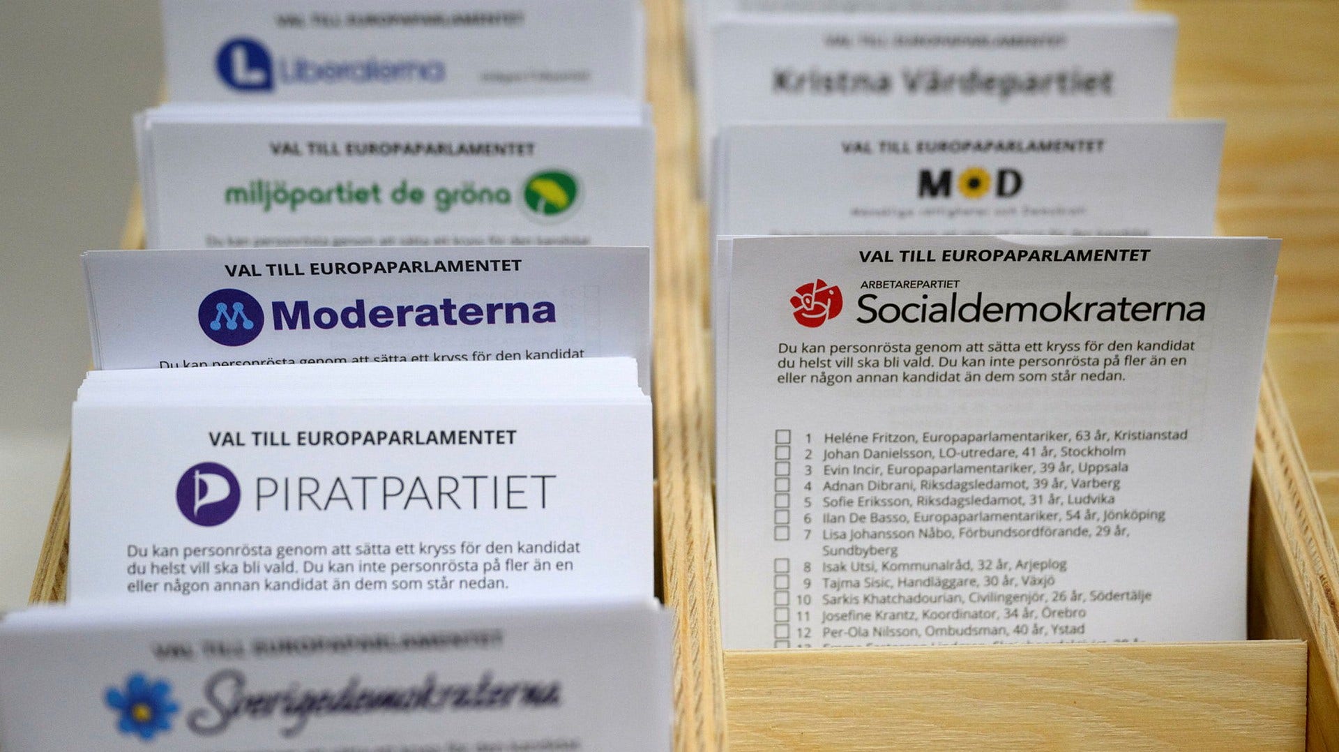 Valsedlar vid förtidsröstning i EU-valet på Södermalm i Stockholm.