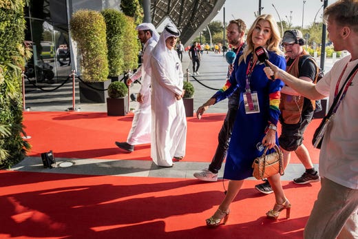 Helle Thorning-Schmidt, Danmarks tidigare premiärminister, när hon anlände till VM-arenan i Doha 2022.